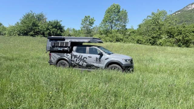 Cellule JLC Camper installée sur un pick-up en forêt
